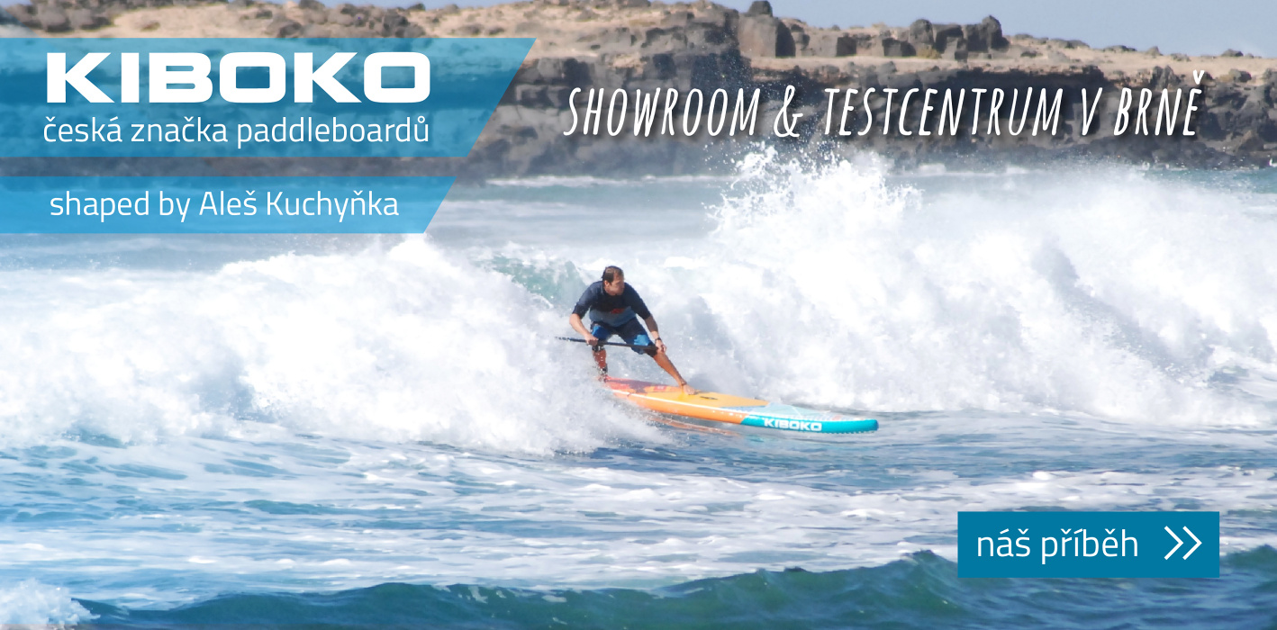 Paddleboardista na moři ve vlnách