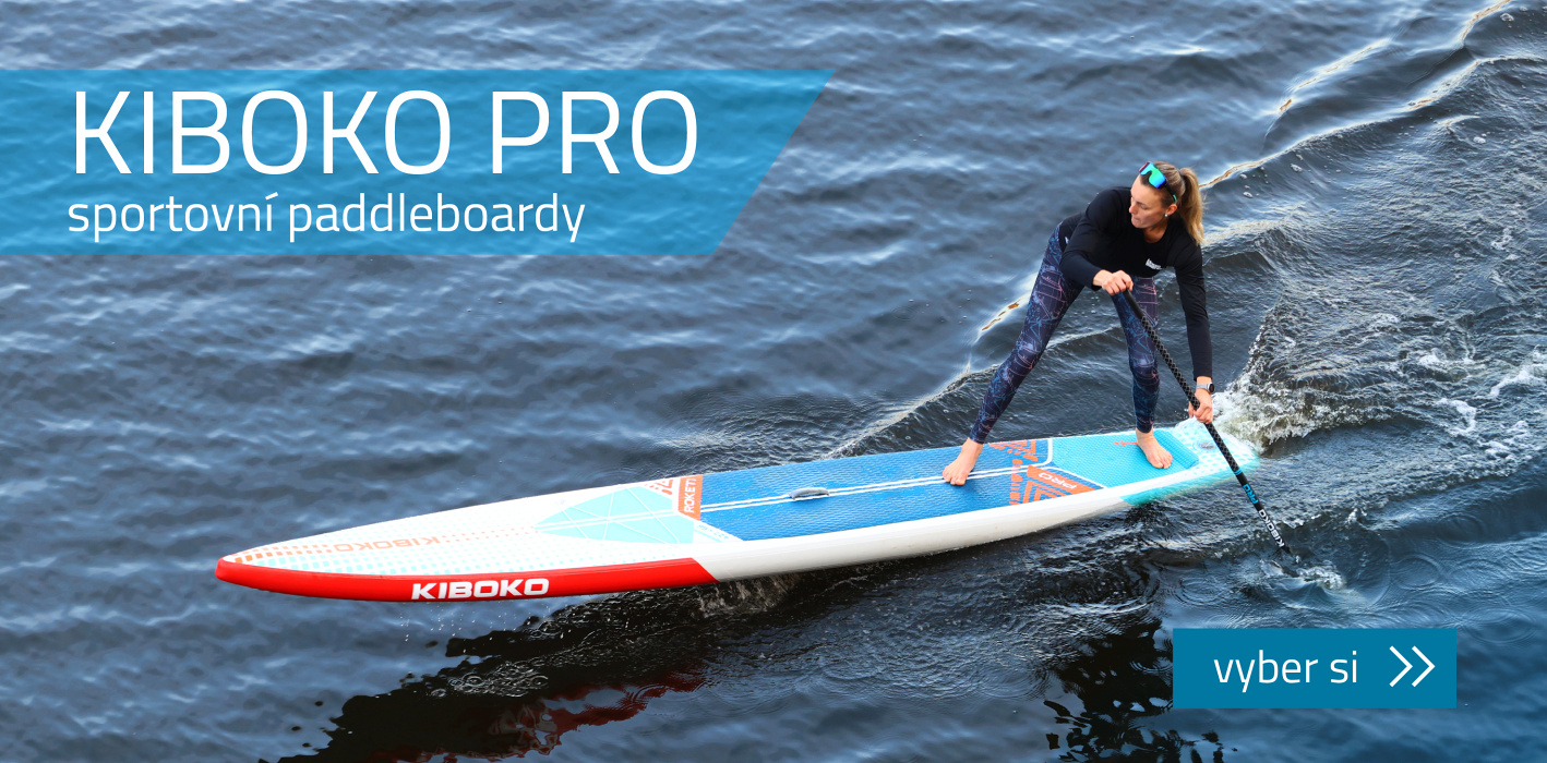 Holka ve sportovním oblečení jede na závodním paddleboardu Kiboko PRO